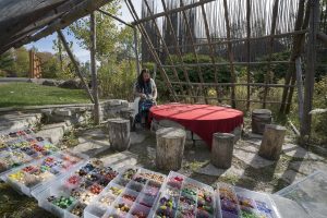 Atelier de collier traditionnel, activité autochtone - Hôtel Musée Premières Nations